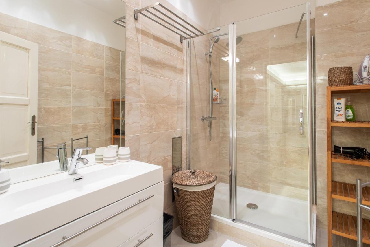 Spacious Apartments Near The River Praga Esterno foto